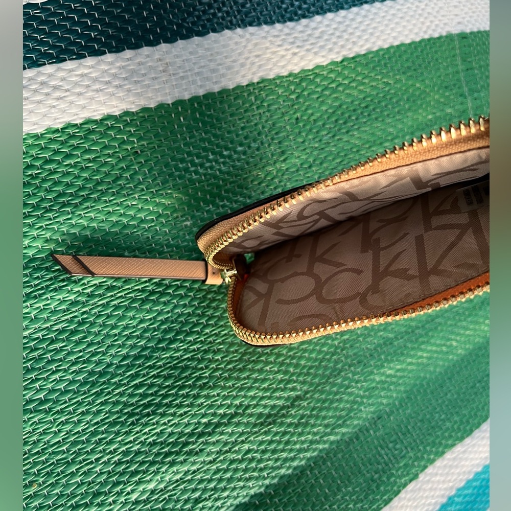 ✨🎉 Calvin Klein Beige Card and Coin Holder with Keychain - Picture 5 of 16